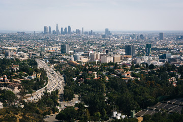 Fototapeta premium View of the Los Angeles skyline from the Hollywood Bowl Overlook