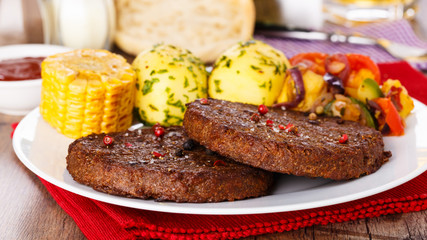 Beefsteaks with grilled veggies - Frikadellen mit Grillgemüse