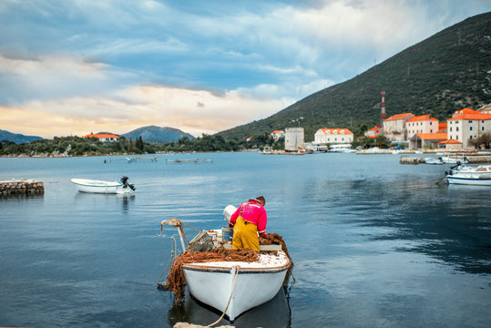 Fototapeta Fisherman prepairing for hunting