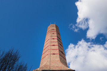 Industrie Schornstein aus roten Ziegelsteine mit Himmel