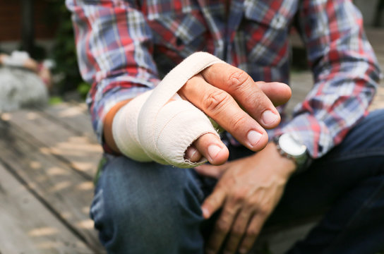 Splint broken bone  hand Injured