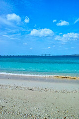 伊良部大橋と浜辺
