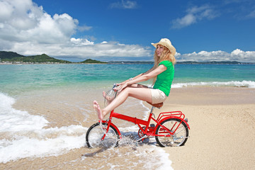 Obraz na płótnie Canvas 南国沖縄の美しいビーチで遊ぶ笑顔の女性