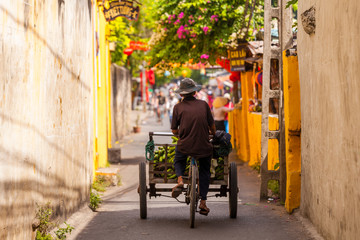 Fototapeta na wymiar Menschen im Alltag in Vietnam