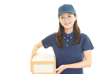 荷物を運ぶ女性労働者