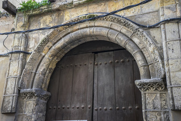Fototapeta na wymiar medieval door Spanish city of Segovia. Old wooden entrance. anci