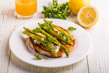 Bruschetta with goat cheese and grilled asparagus