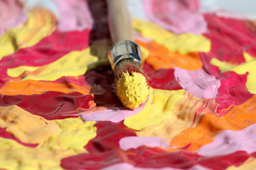 Peinture éclatante aux couleurs vives et pinceau