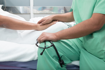 Obraz premium medical doctor holing senior patient's hands