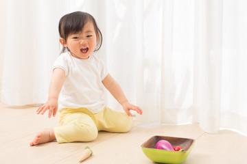 おもちゃで遊ぶ子供