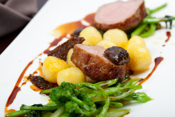 Kalbs-Steak mit Gemüse-Beilage auf Porzellan-Teller