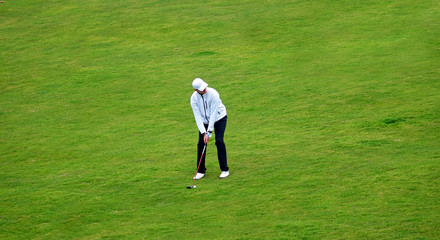 Un golfeur sur un green