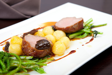 Beef Steak auf Holztisch, mit Soße, Kartoffeln, Brokkoli
