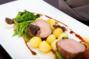 Rinder-Steak mit Kartoffel, Pilzen, Gemüse