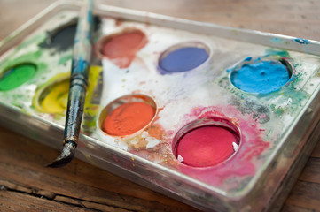 palette de peinture à l'eau et pinceau