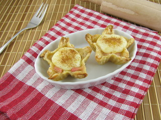 Blätterteig-Törtchen mit Rhabarber, Vanillepudding und Zimt
