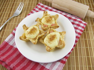 Blätterteig-Törtchen mit Rhabarber, Vanillepudding und Zimt