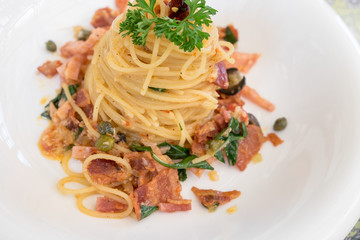 Spicy spaghetti with bacon and basil