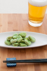 そら豆の塩ゆでとビール