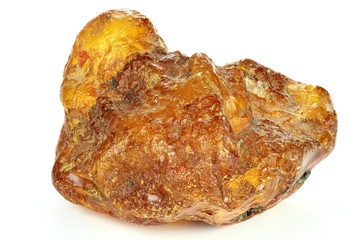 Naturbernstein isoliert auf weißem Hintergrund