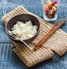 cottage cheese in an earthenware dish, shelves cinnamon, cup ras