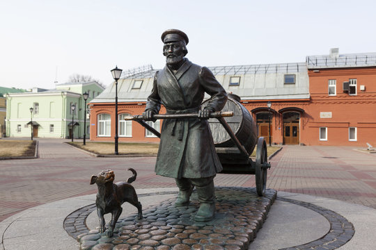 Скульптура водовоза перед музеем «Мир воды Санкт-Петербурга»