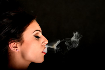 Obraz premium Smoking woman with a cigarette