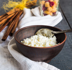 cottage cheese in an earthenware dish, shelves cinnamon, cup ras