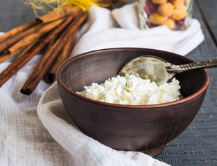 cottage cheese in an earthenware dish, shelves cinnamon, cup ras