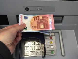 Geld abheben am Geldautomat