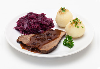 Sauerbraten mit Rotkohl und Knödeln