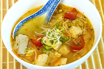 asiatische Suppe mit Tofu und Sprossen