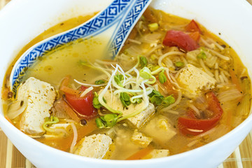 asiatische Suppe mit Tofu und Sprossen