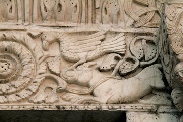 Duomo di carrara; decorazioni architrave portale