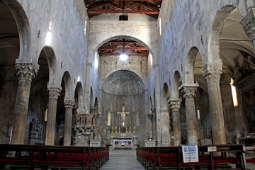 Fototapeta premium Duomo di Carrara; la navata centrale