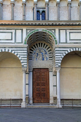 Fototapeta na wymiar Duomo di Pistoia; il portale