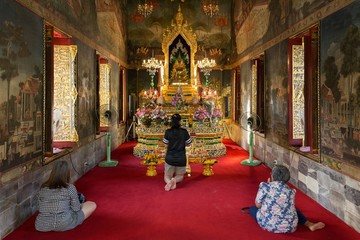 Women praying at buddhist temple