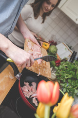 Junge Frau hat Spaß beim Kochen