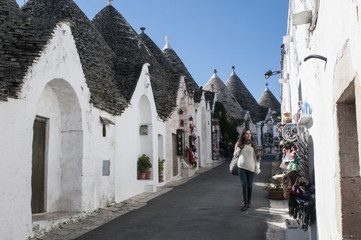 Ragazza che passeggia per Alberobello