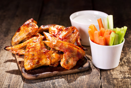 chicken wings with fresh vegetables and sauce