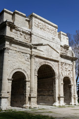 Fototapeta na wymiar Vue verticale de l'Arc de Triomphe d'Orange