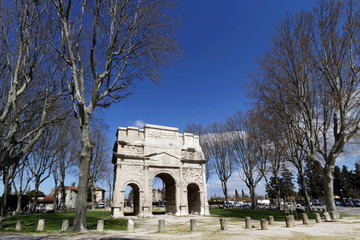 Fototapeta na wymiar Arc de Triomphe d'Orange et place