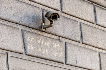 Überwachungskamera an einem Gebäude