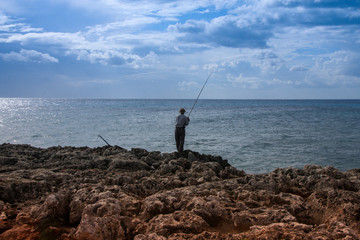 Der Angler, blauer Himmel