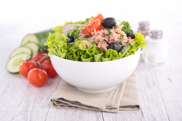 salad with tomato and tuna