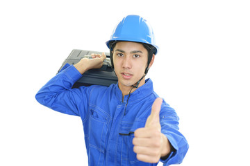 真剣な表情の労働者