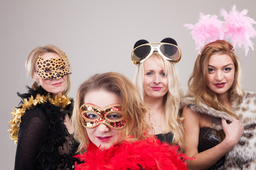 Frauen machen Foto vor Photobooth © Christian Schwier