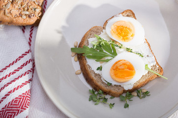 sandwich with eggs