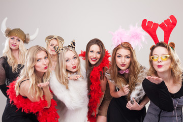 Frauen machen Foto vor Photobooth