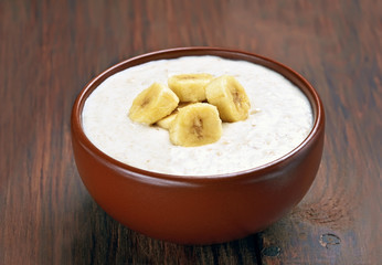 Porridge oats with banana slices